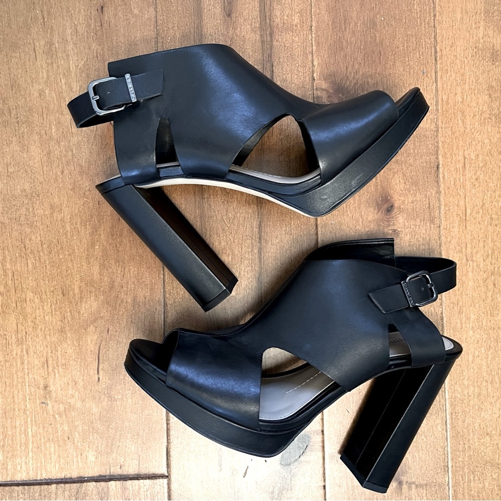 Gianni Bini size 9 Black leather platform shoes cutout open toe